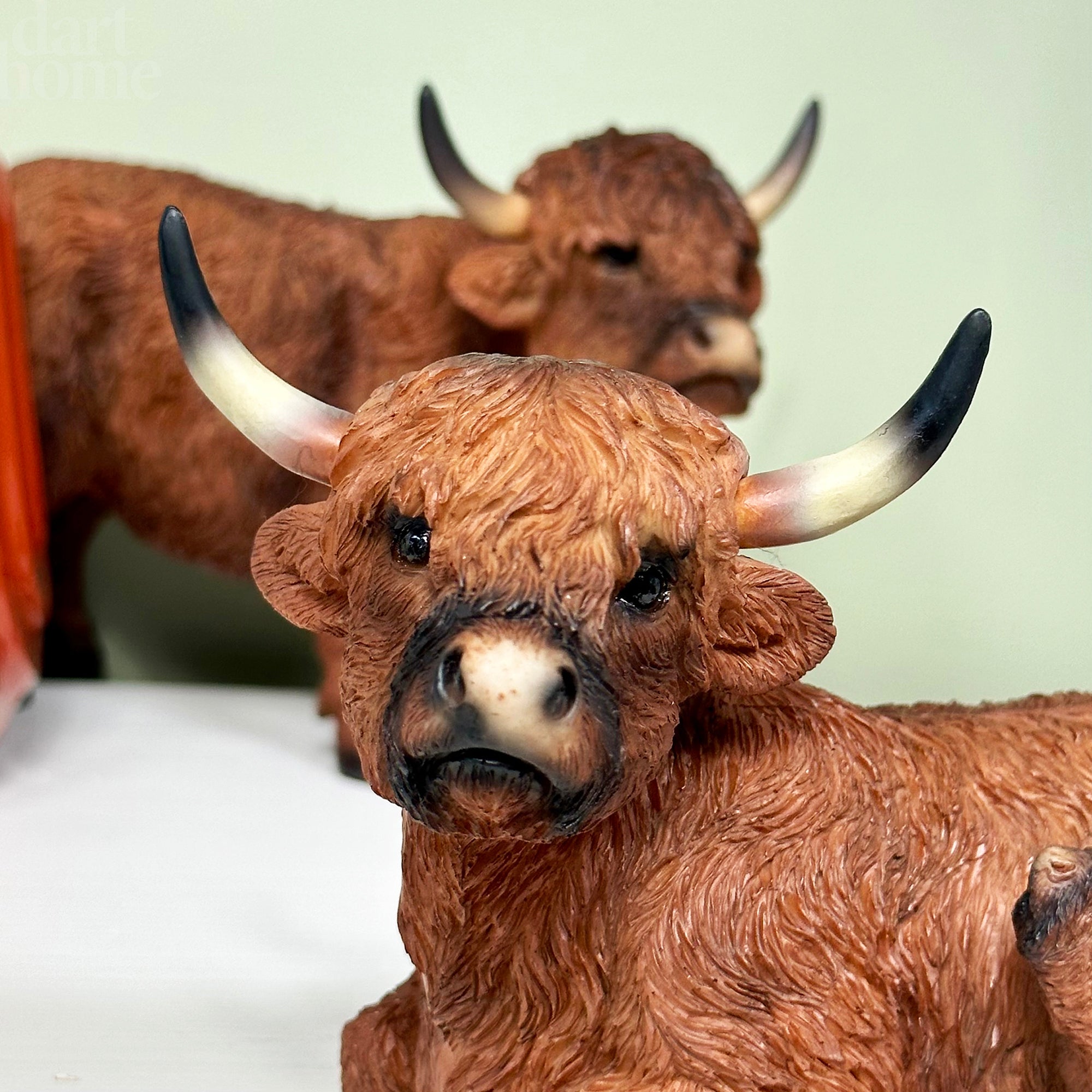 Braune Hochlandkuh mit Babyfigur