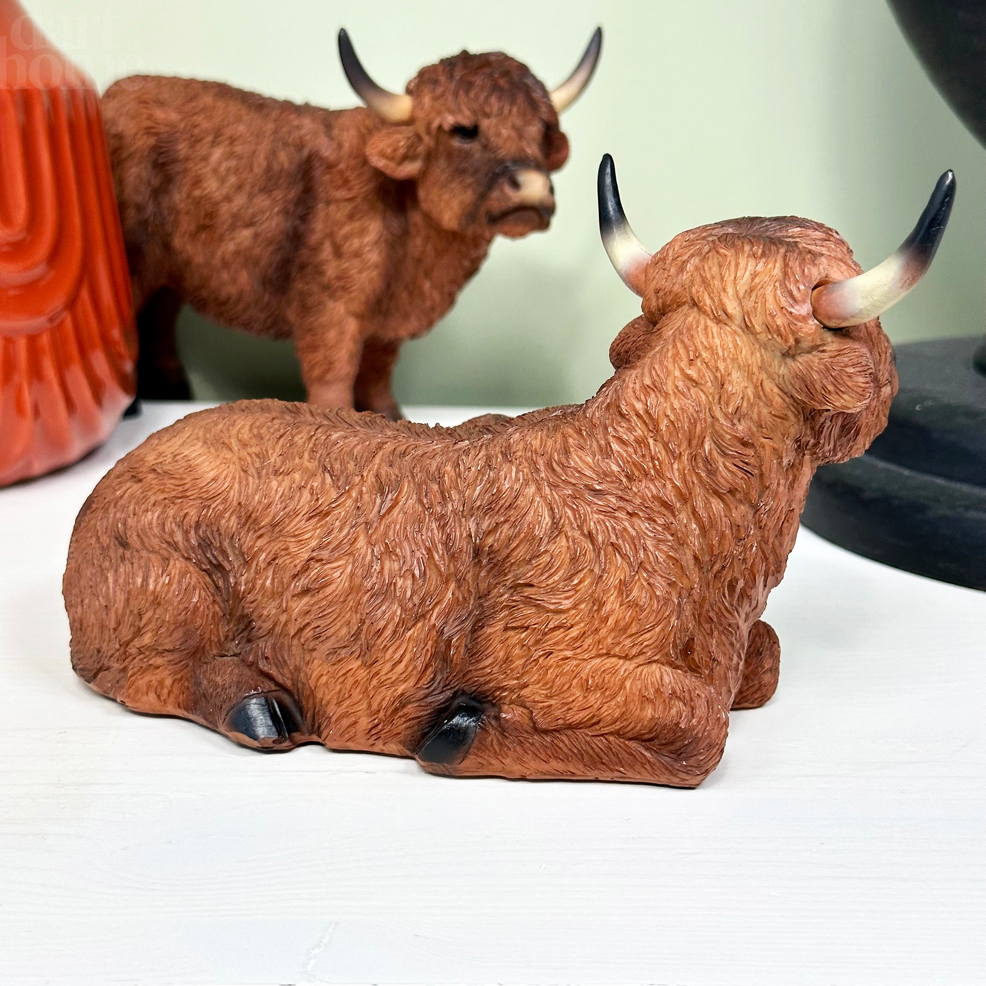 Braune Hochlandkuh mit Babyfigur