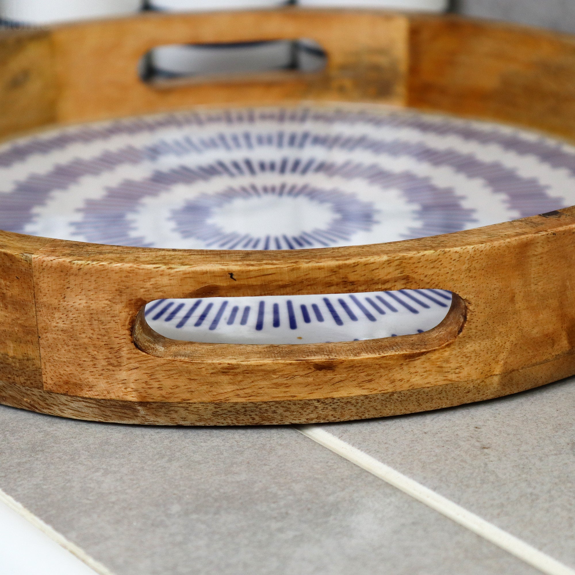 Gestreiftes Harbor-Serviertablett aus emailliertem Holz