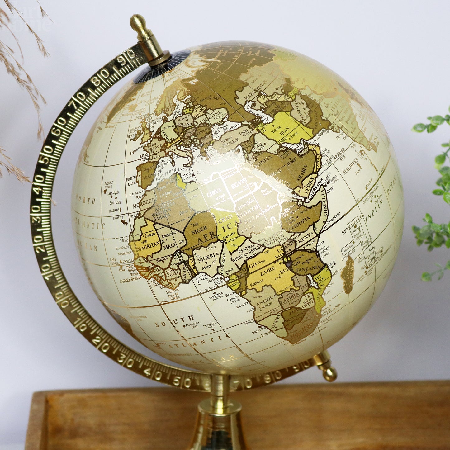 Cremefarbenes und goldenes Globus-Ornament