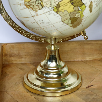 Cremefarbenes und goldenes Globus-Ornament