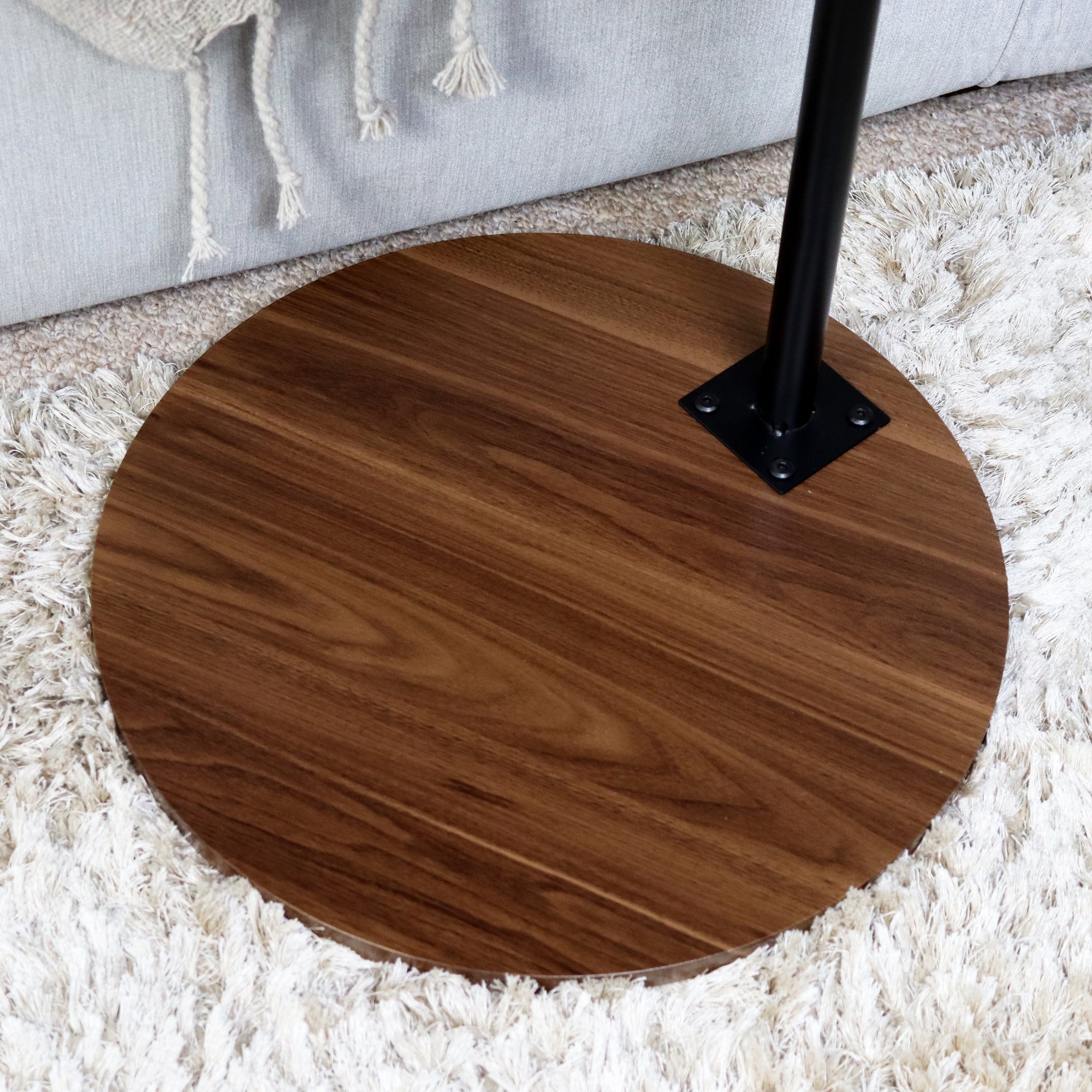 Runder Beistelltisch aus dunklem Holz