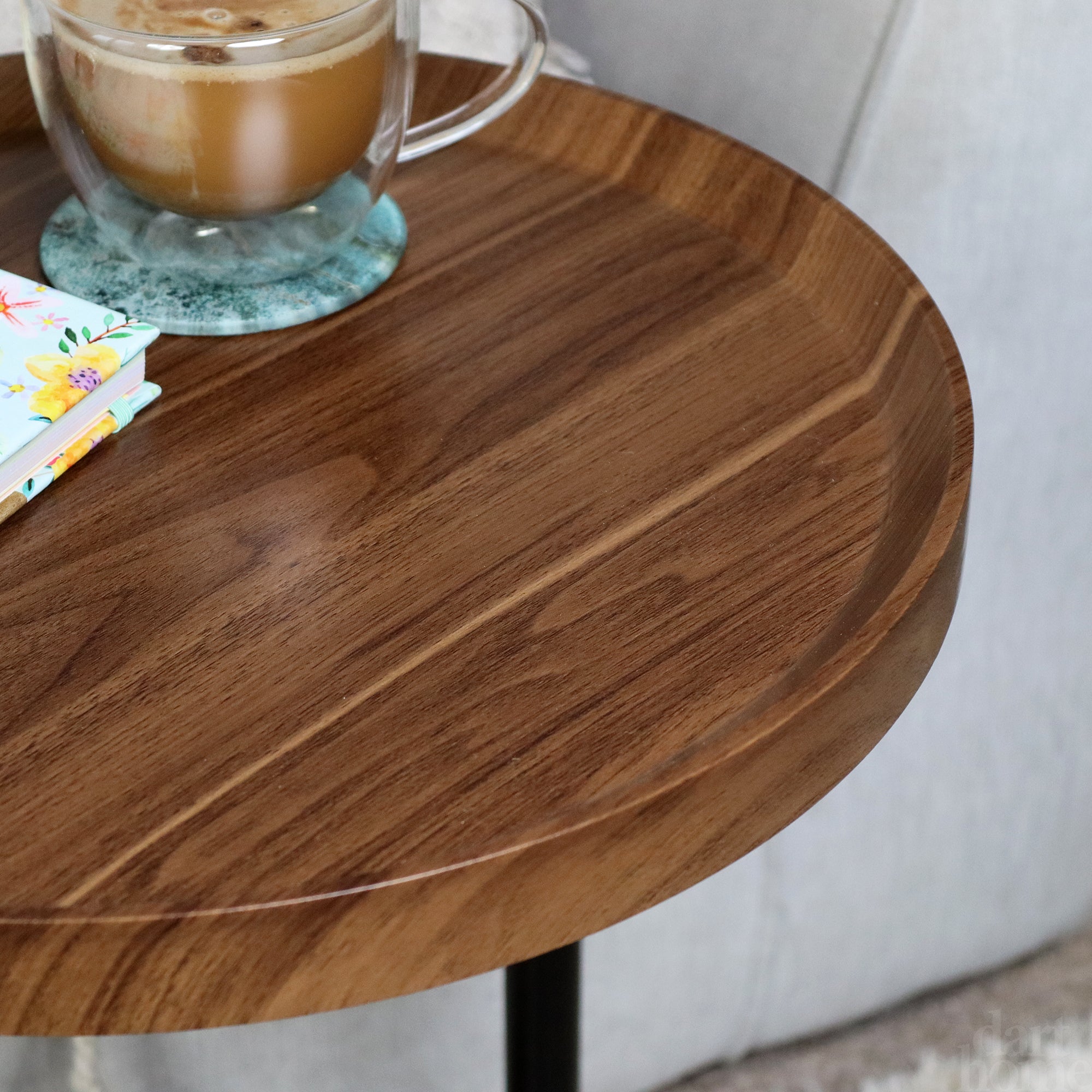 Runder Beistelltisch aus dunklem Holz
