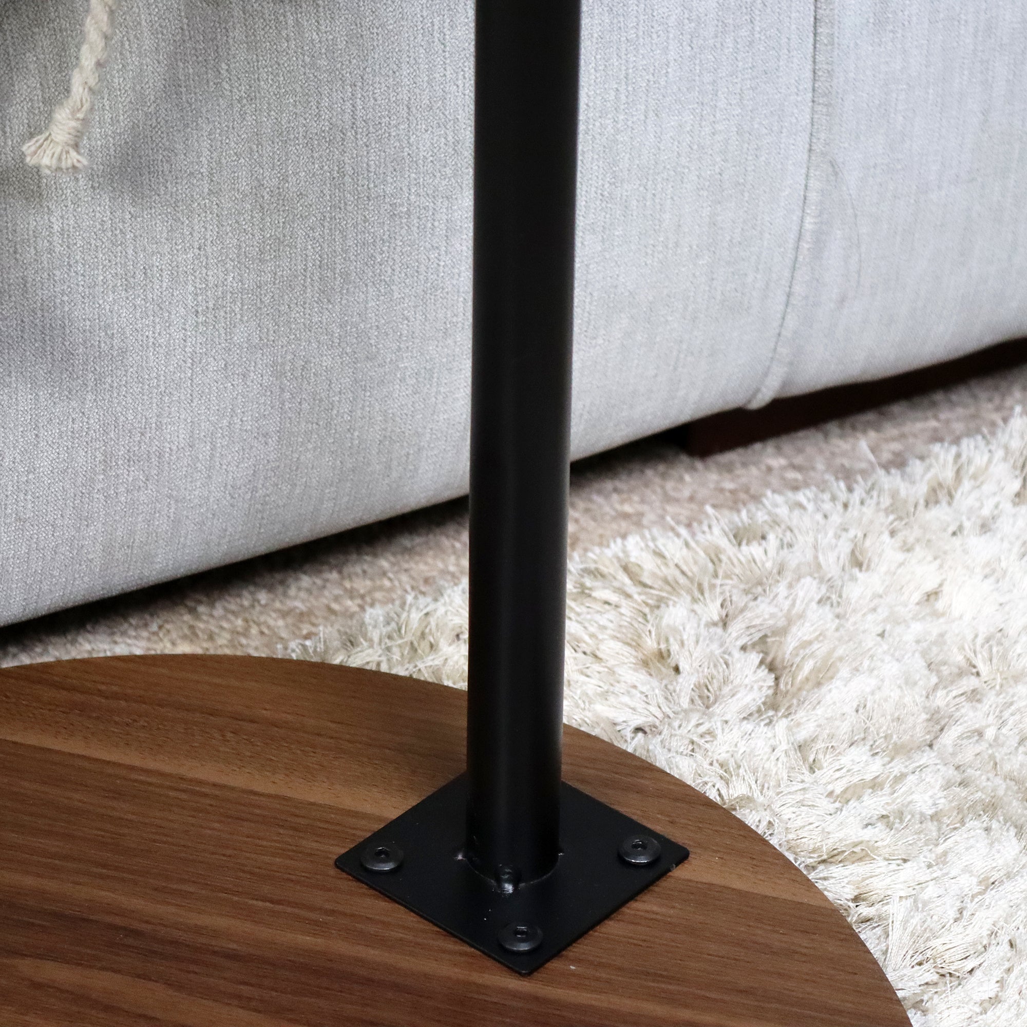 Runder Beistelltisch aus dunklem Holz