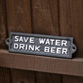 Gusseisen-Wandschild „Save Water Drink Beer“.