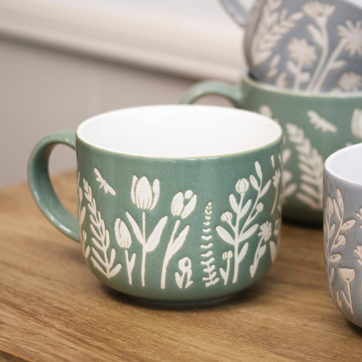 Set Of 4 Tulip & Daisy Flower Meadow Mugs