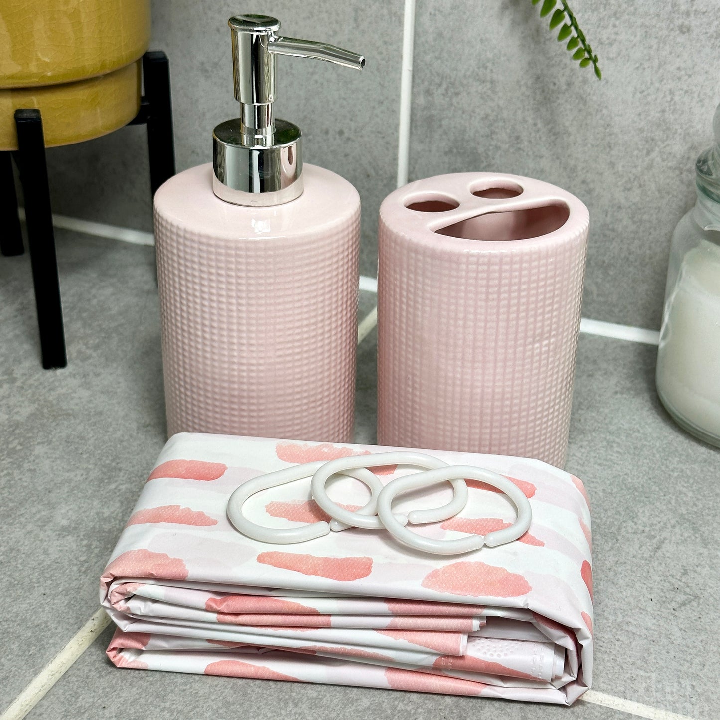 Badezimmerset mit rosa Grübchen und Duschvorhang