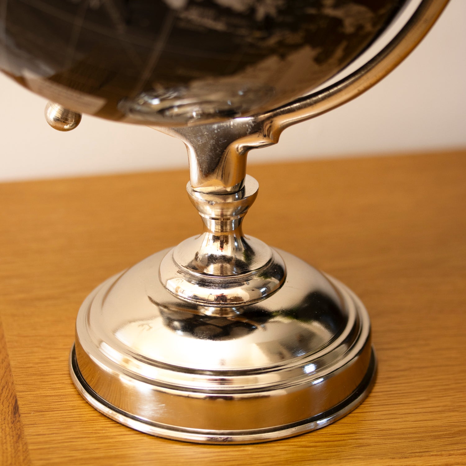 Weltkugel auf Vintage-Goldständer