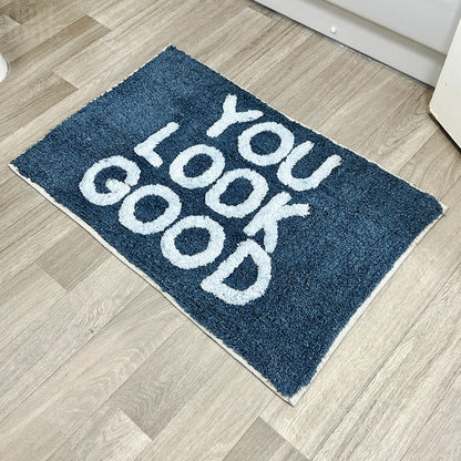 Blaue Badematte „You Look Good“.