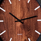 Wanduhr in dunkler Holzoptik