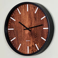 Wanduhr in dunkler Holzoptik