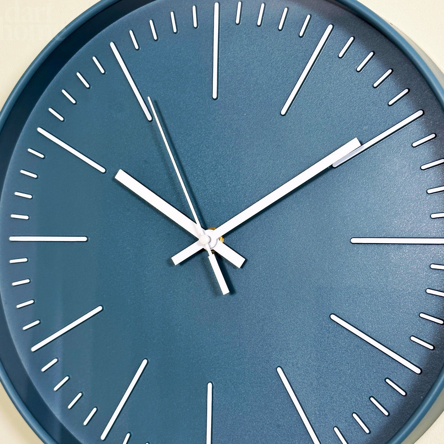 30 cm große blaue Wanduhr