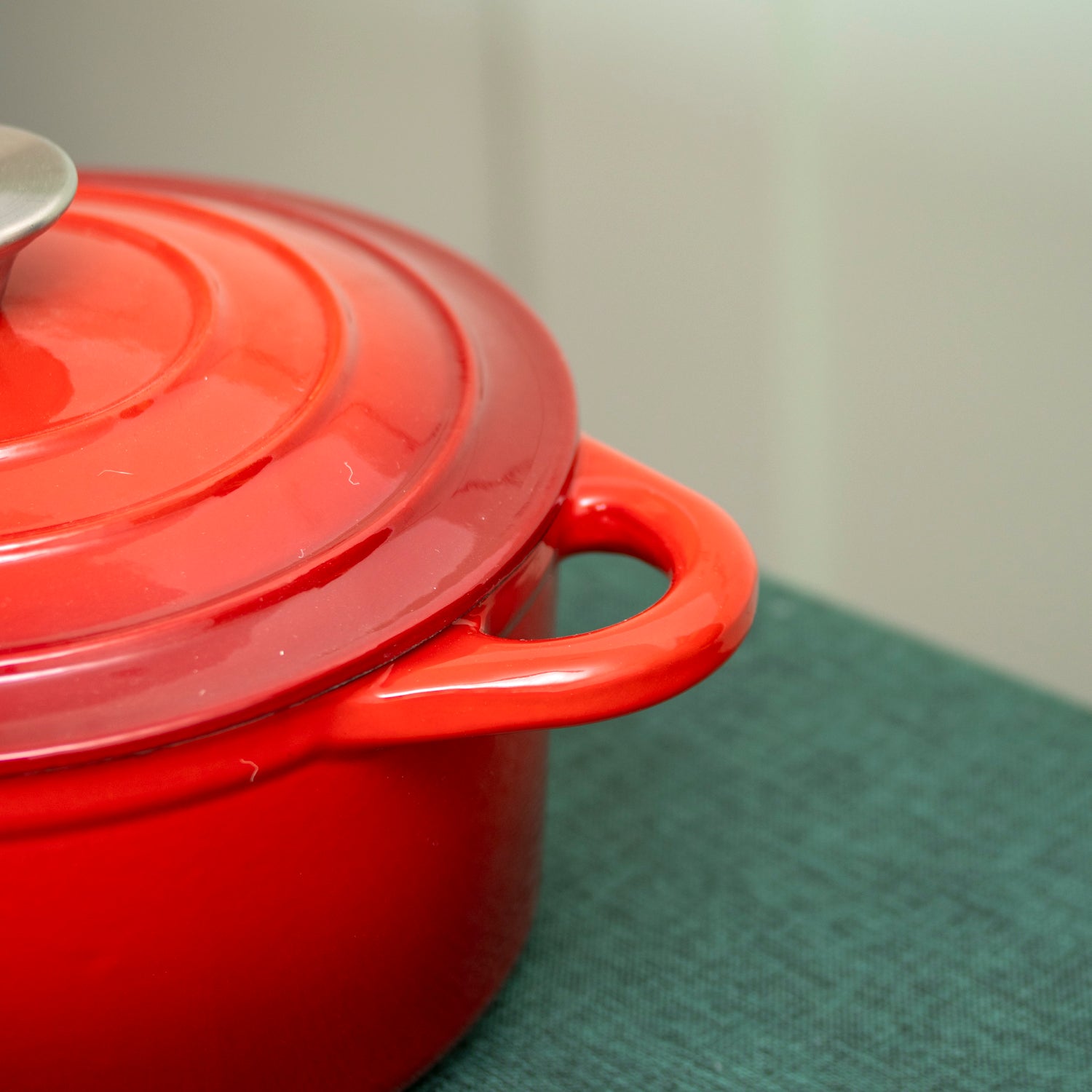 Red 2.5 Litre Cast Iron Casserole Dish