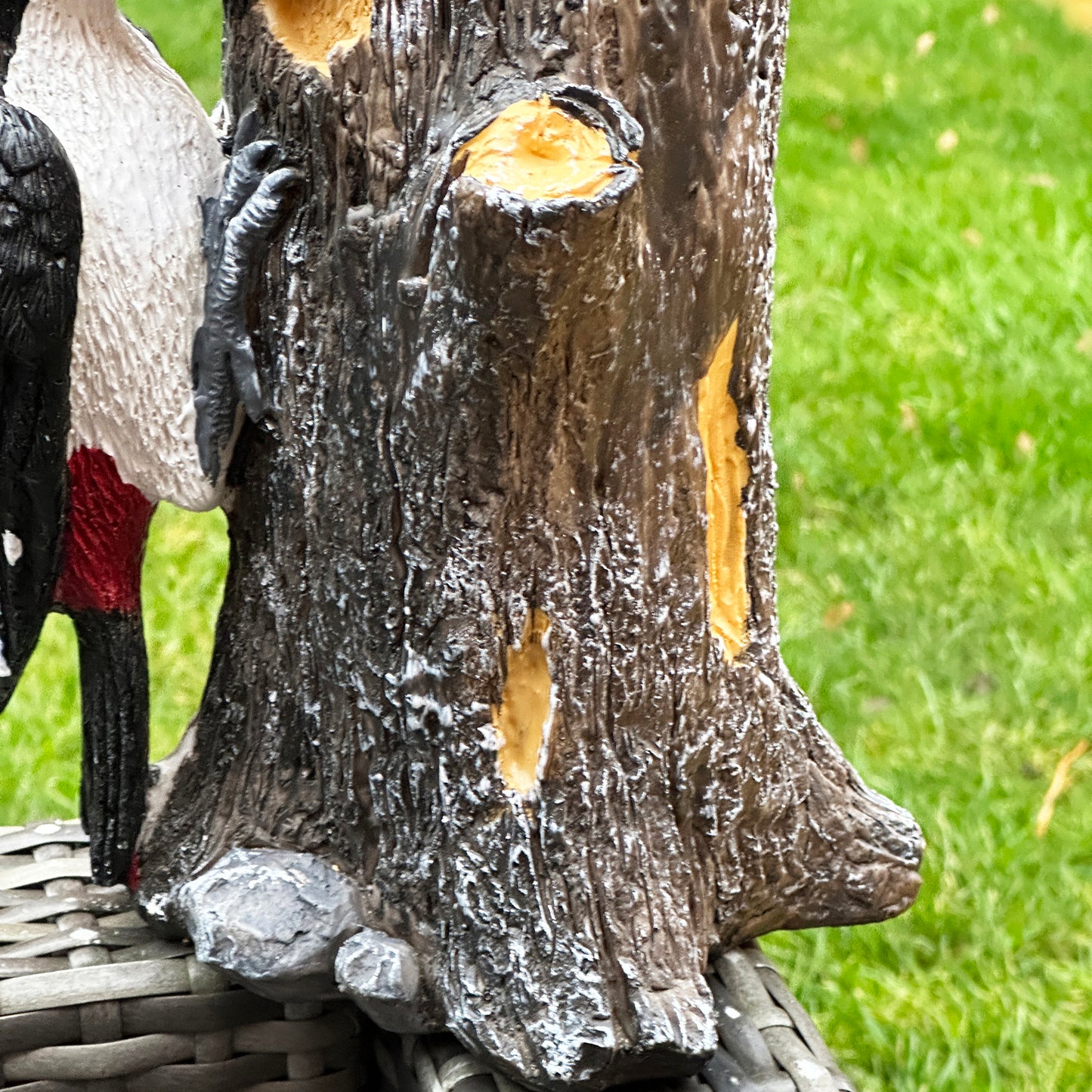 Buntspecht auf Baumstatue