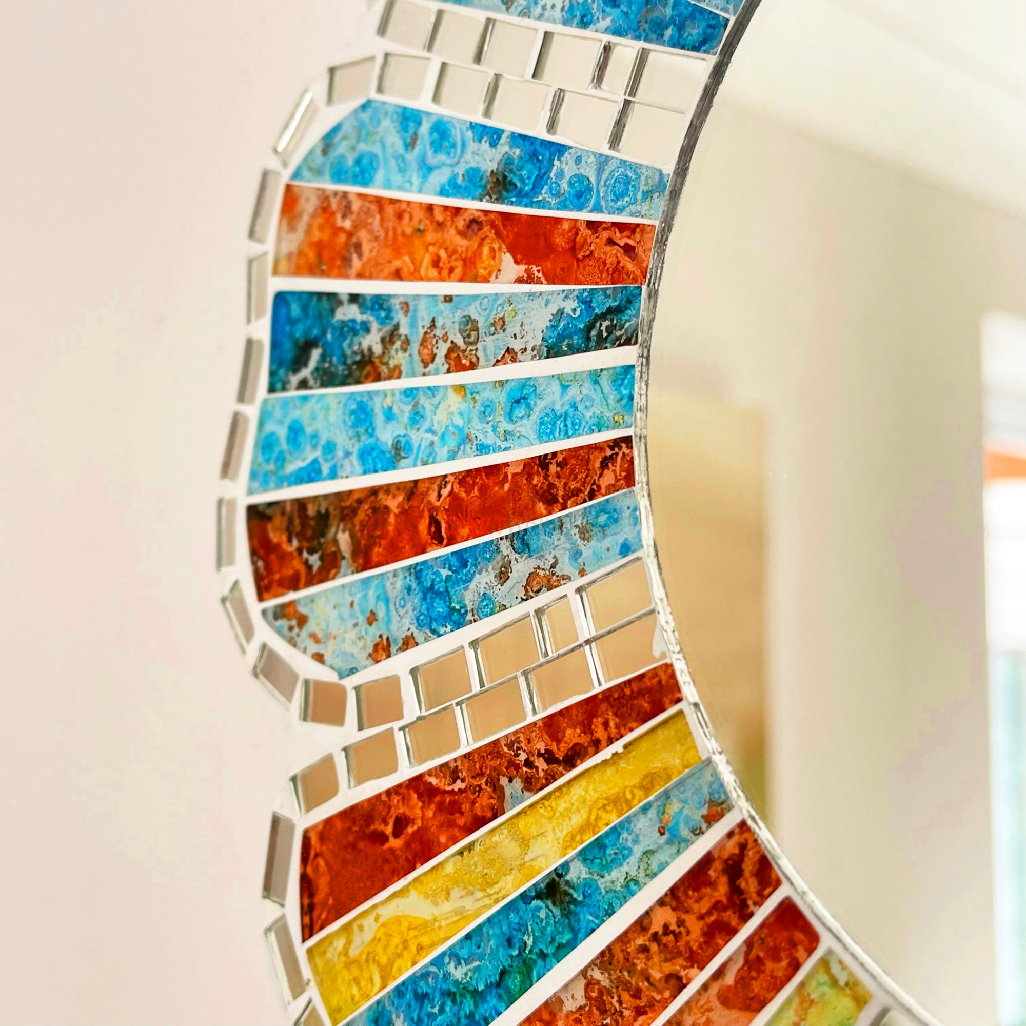 Gänseblümchen-Regenbogen-Mosaik-Wandspiegel