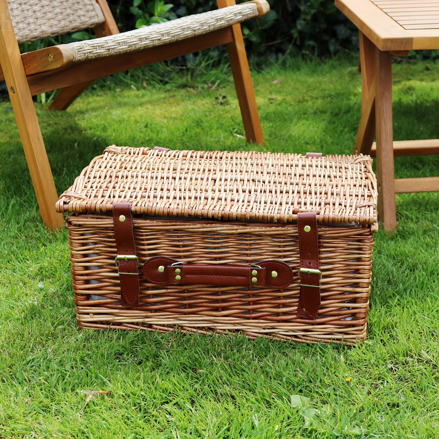 4 Person Fitted White Wicker Picnic Basket