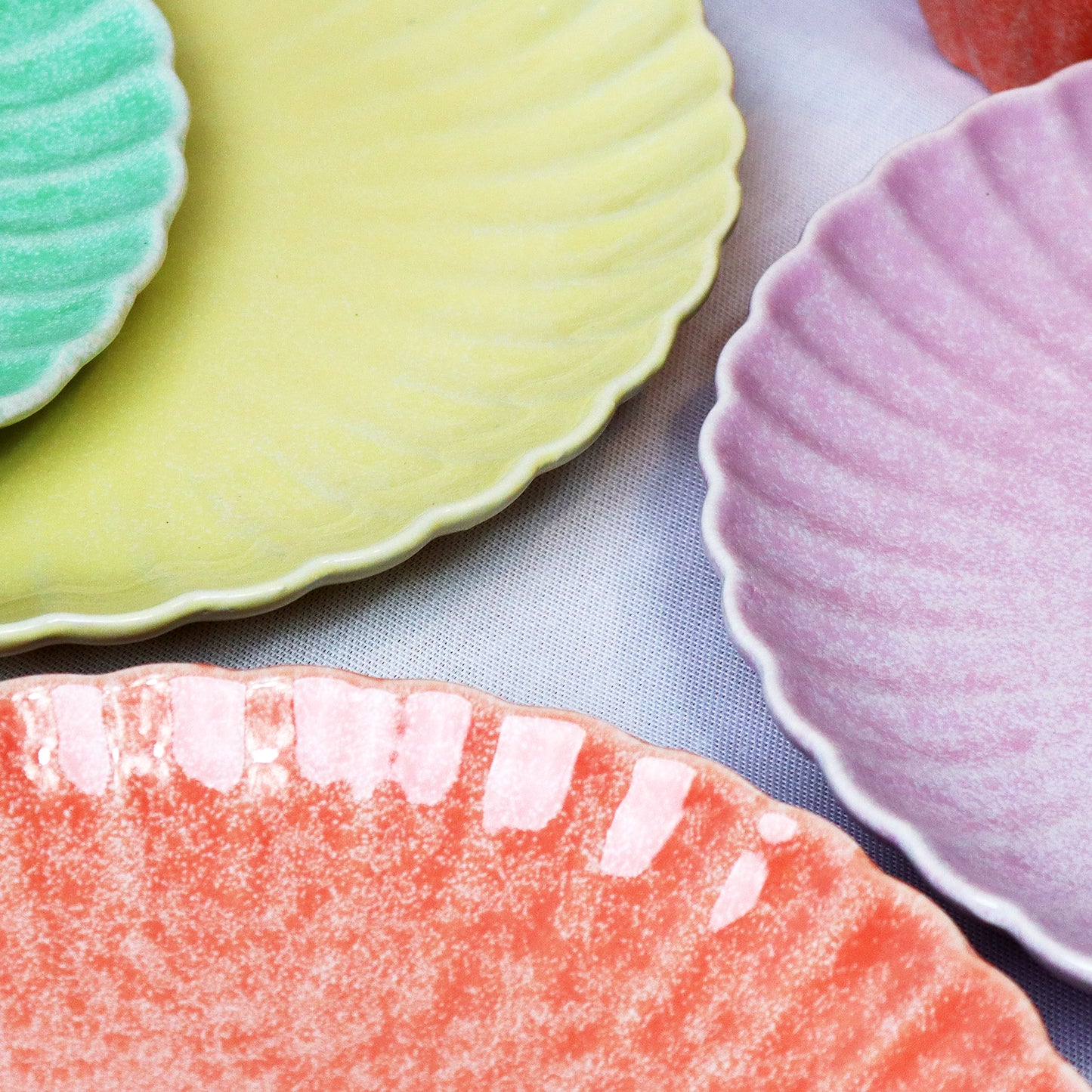 Set Of 4 Pastel Scalloped Dinner Plates