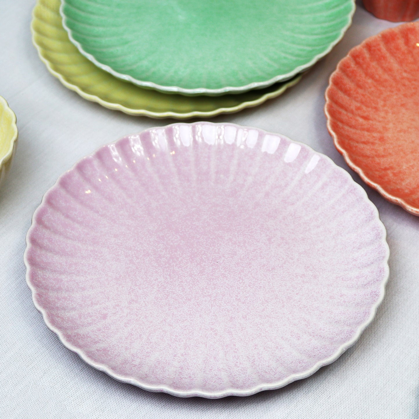 Set Of 4 Pastel Scalloped Dinner Plates