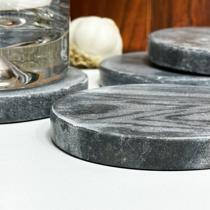 Set mit 4 runden Untersetzern aus grauem Marmor