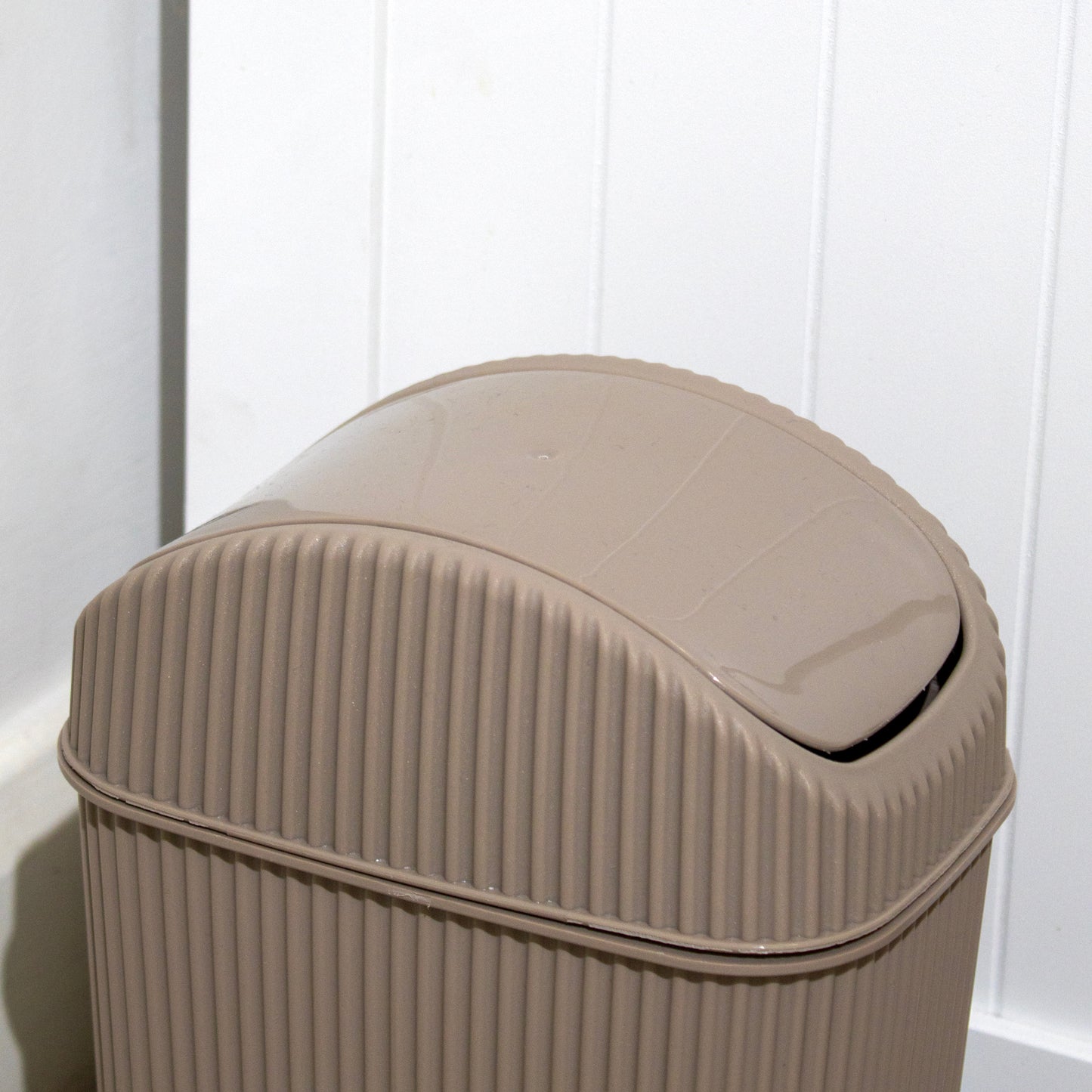 Brown Ribbed 2.5 Litre Bathroom Bin