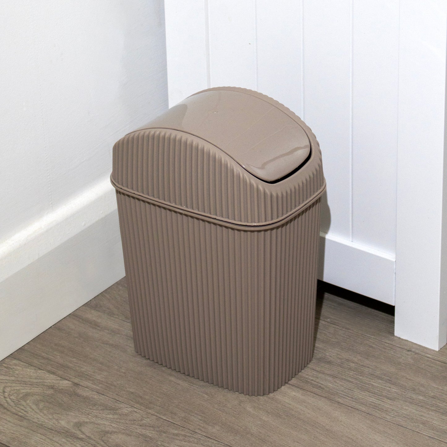 Brown Ribbed 2.5 Litre Bathroom Bin