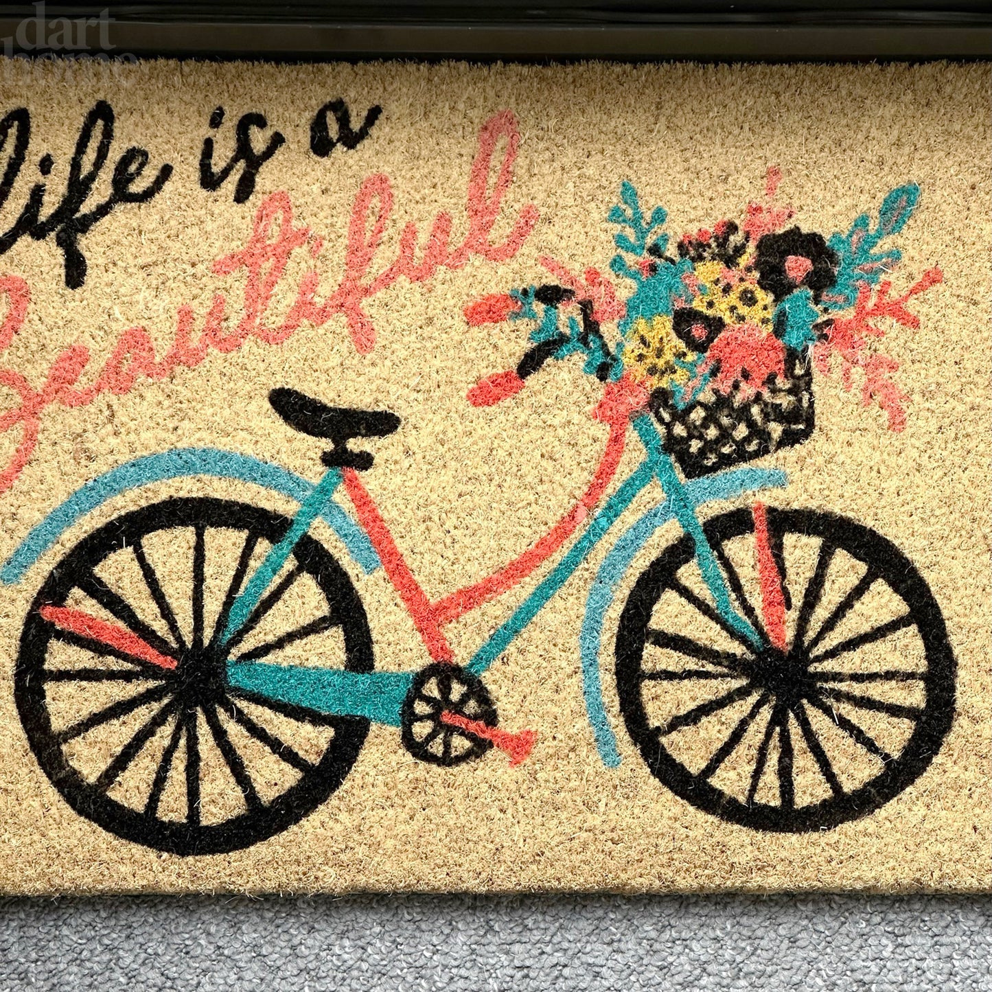 Fußmatte aus Kokosfaser mit Schriftzug „Life Is Beautiful“.