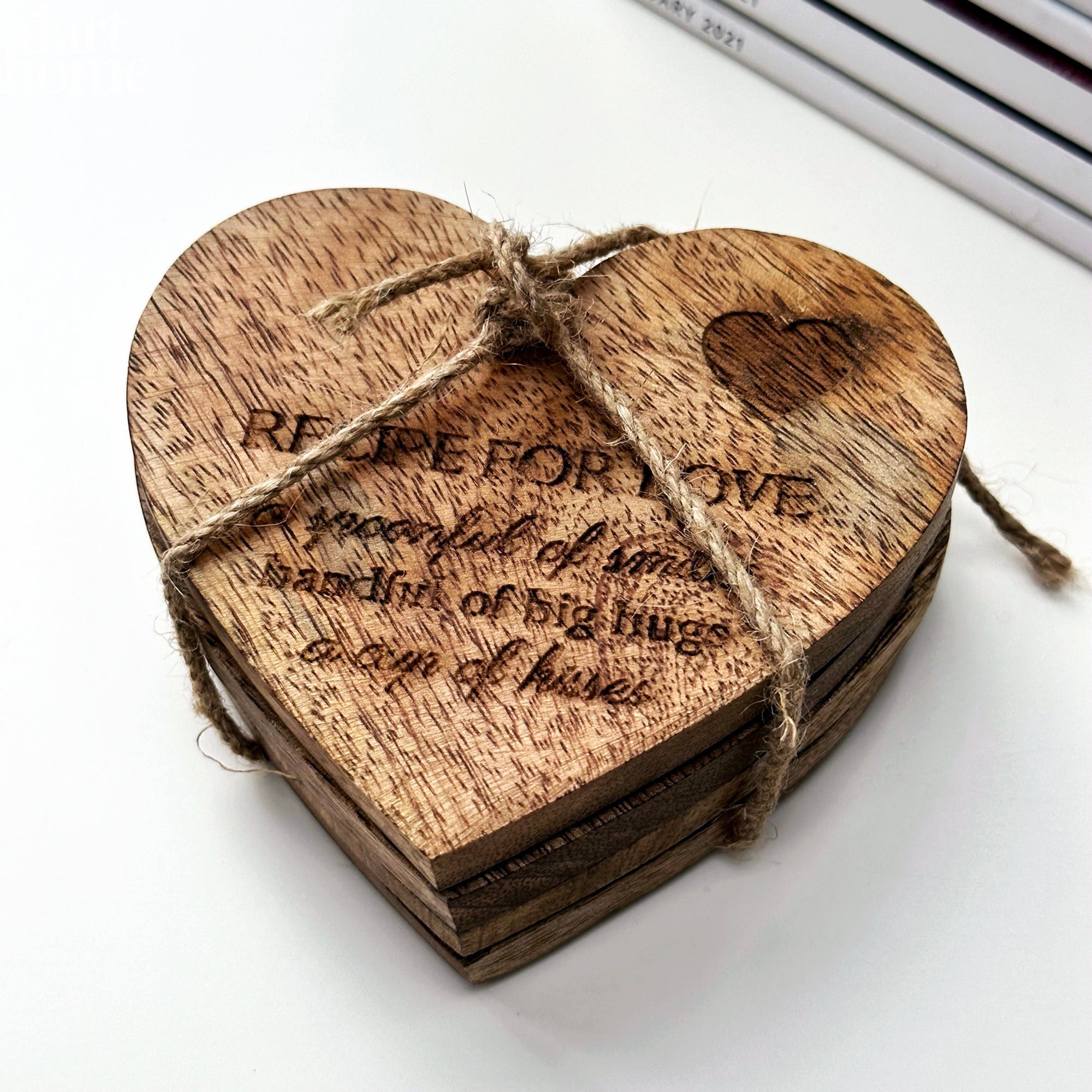 Set mit Untersetzern „Love Heart Recipe For Life“.
