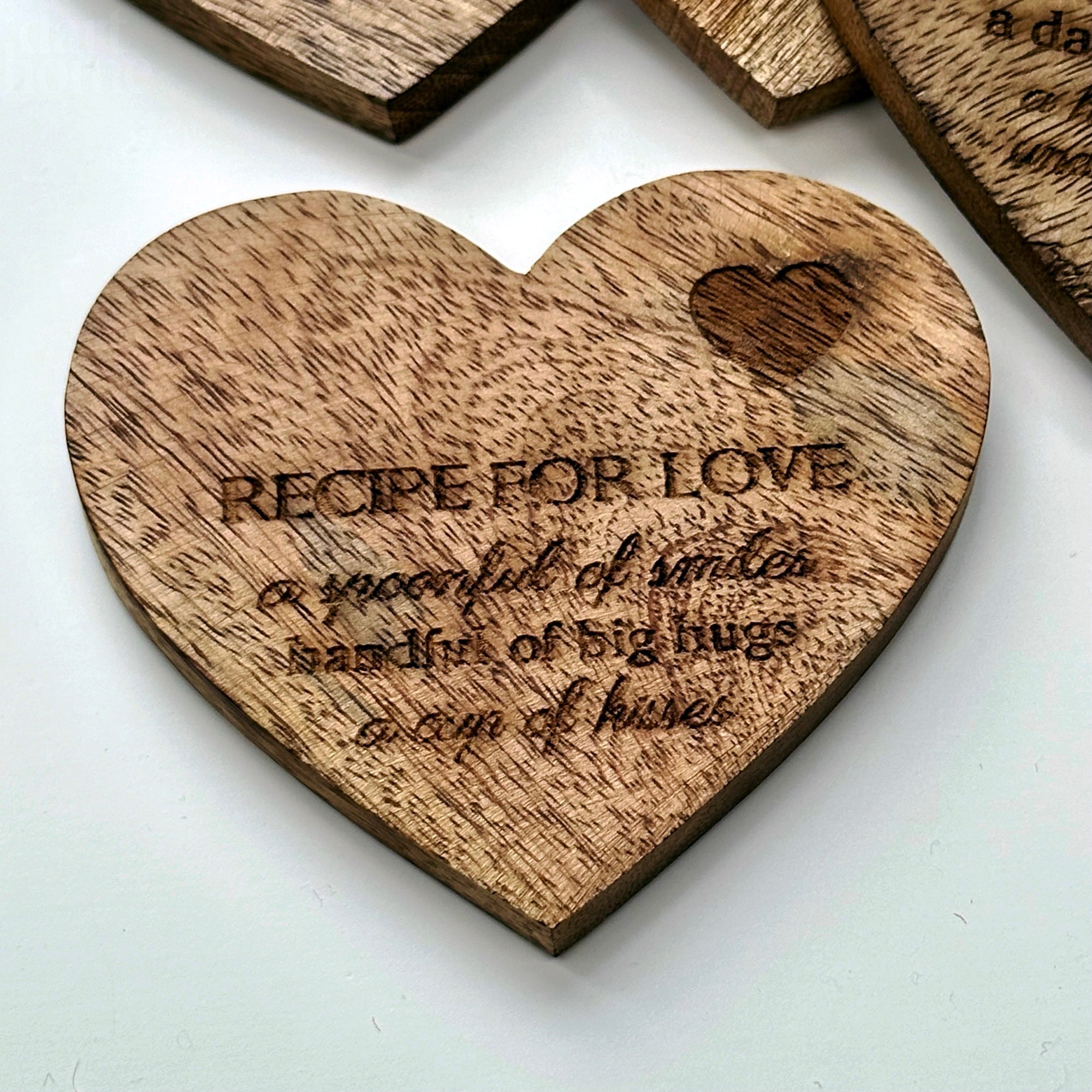 Set mit Untersetzern „Love Heart Recipe For Life“.