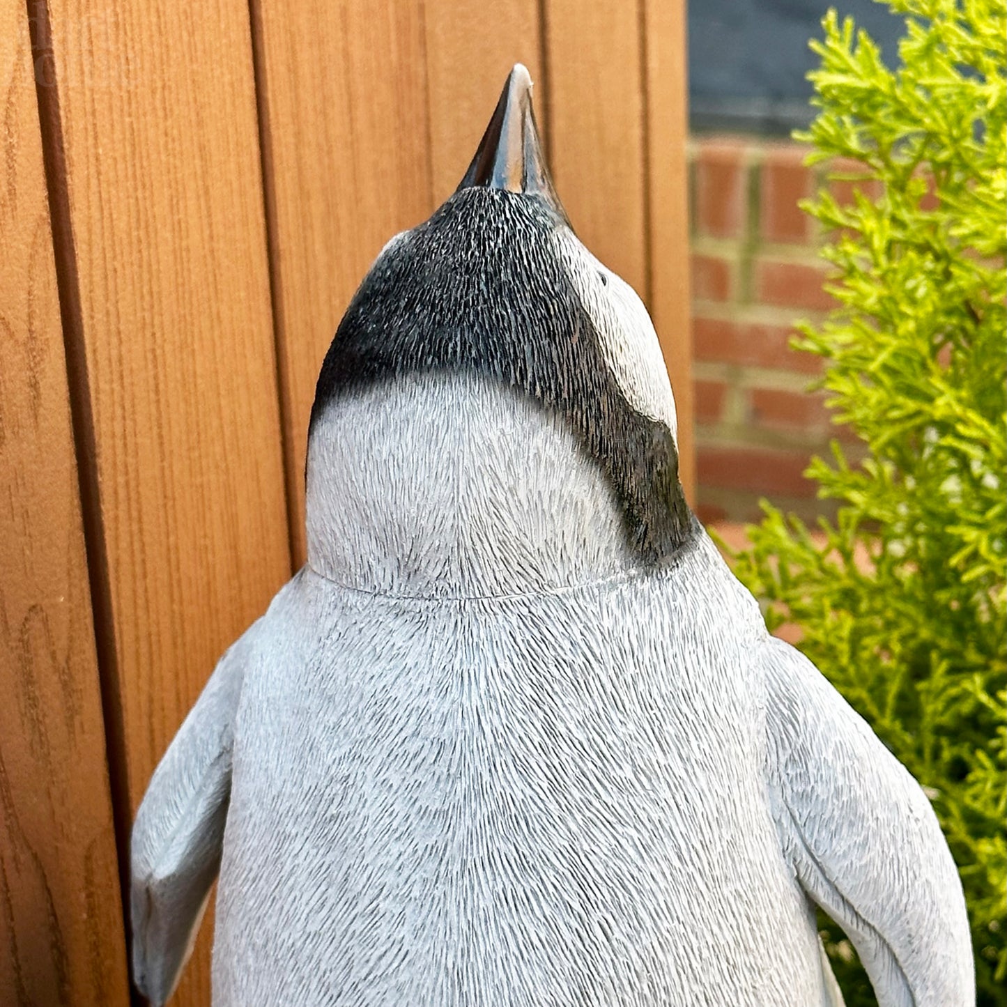 Niedliche kreischende Pinguin-Skulptur
