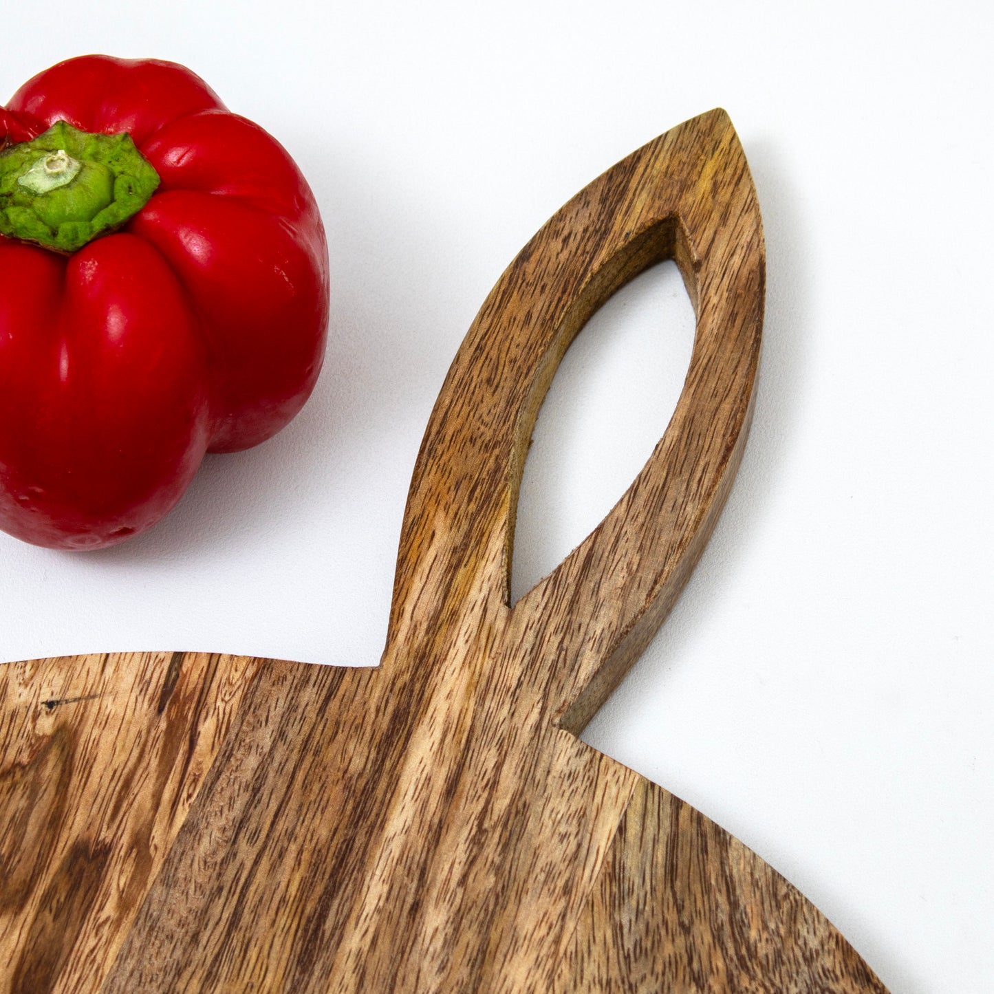 Runde geschnitzte Schneidebretter aus braunem Mangoholz