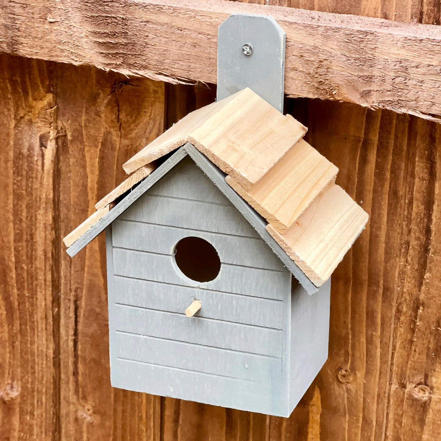 Graues Vogelhaus aus Holz