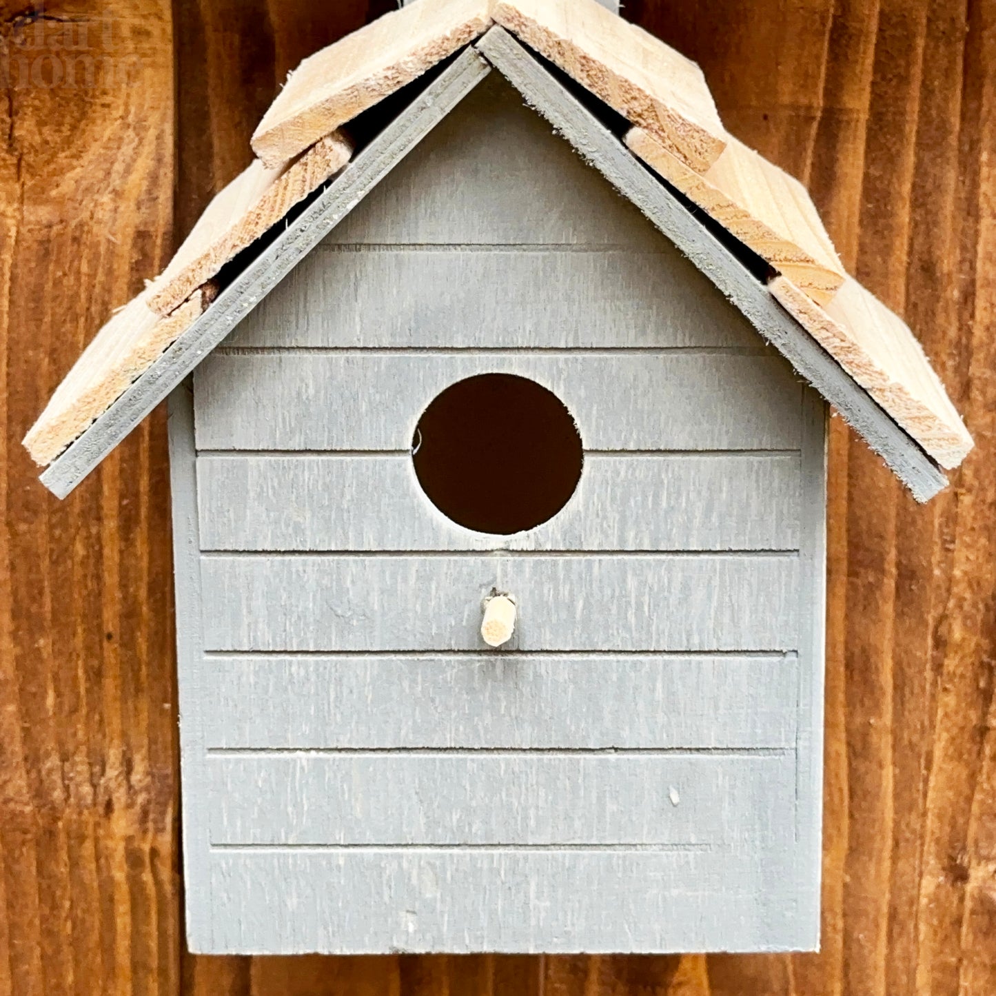 Graues Vogelhaus aus Holz