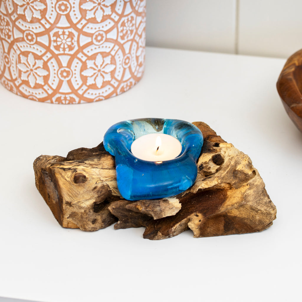 Geschmolzener Teelichthalter auf Teakholz-Wurzelständer