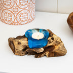 Geschmolzener Teelichthalter auf Teakholz-Wurzelständer