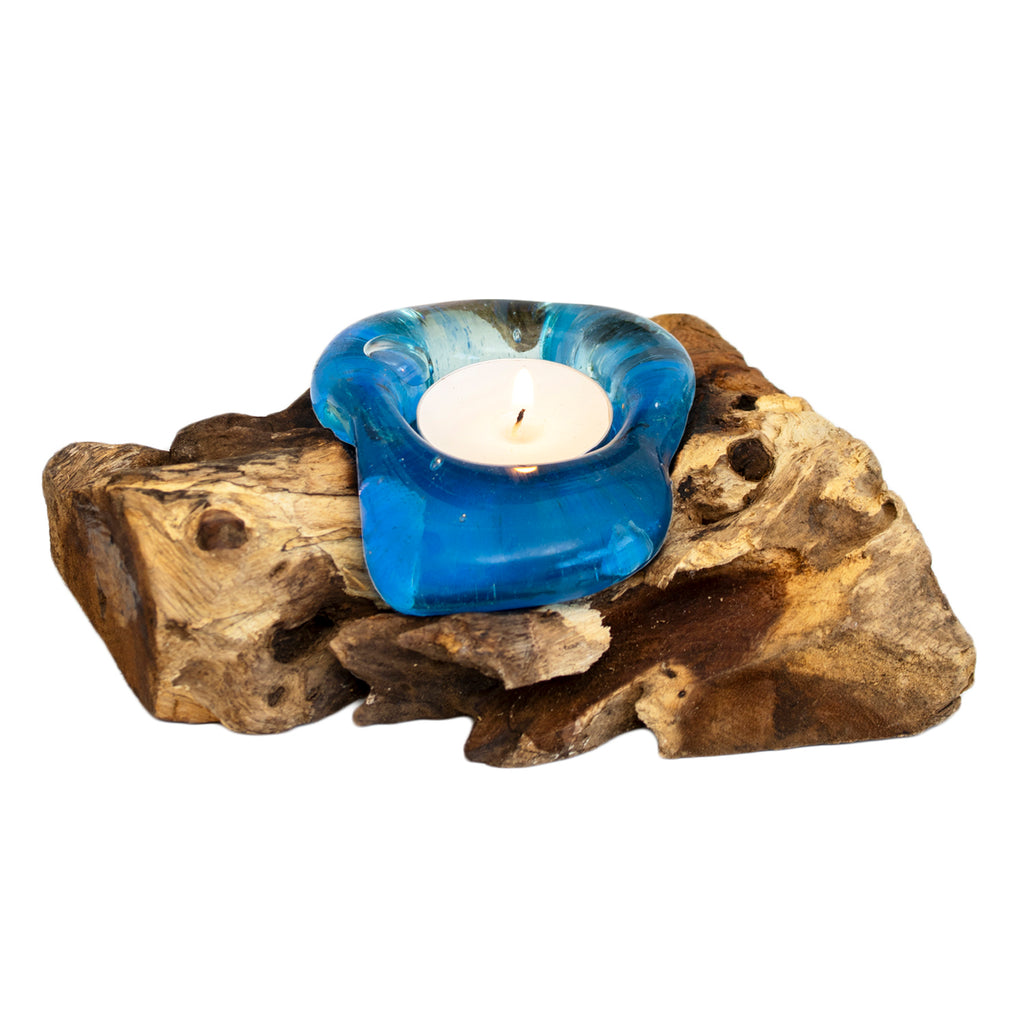 Geschmolzener Teelichthalter auf Teakholz-Wurzelständer