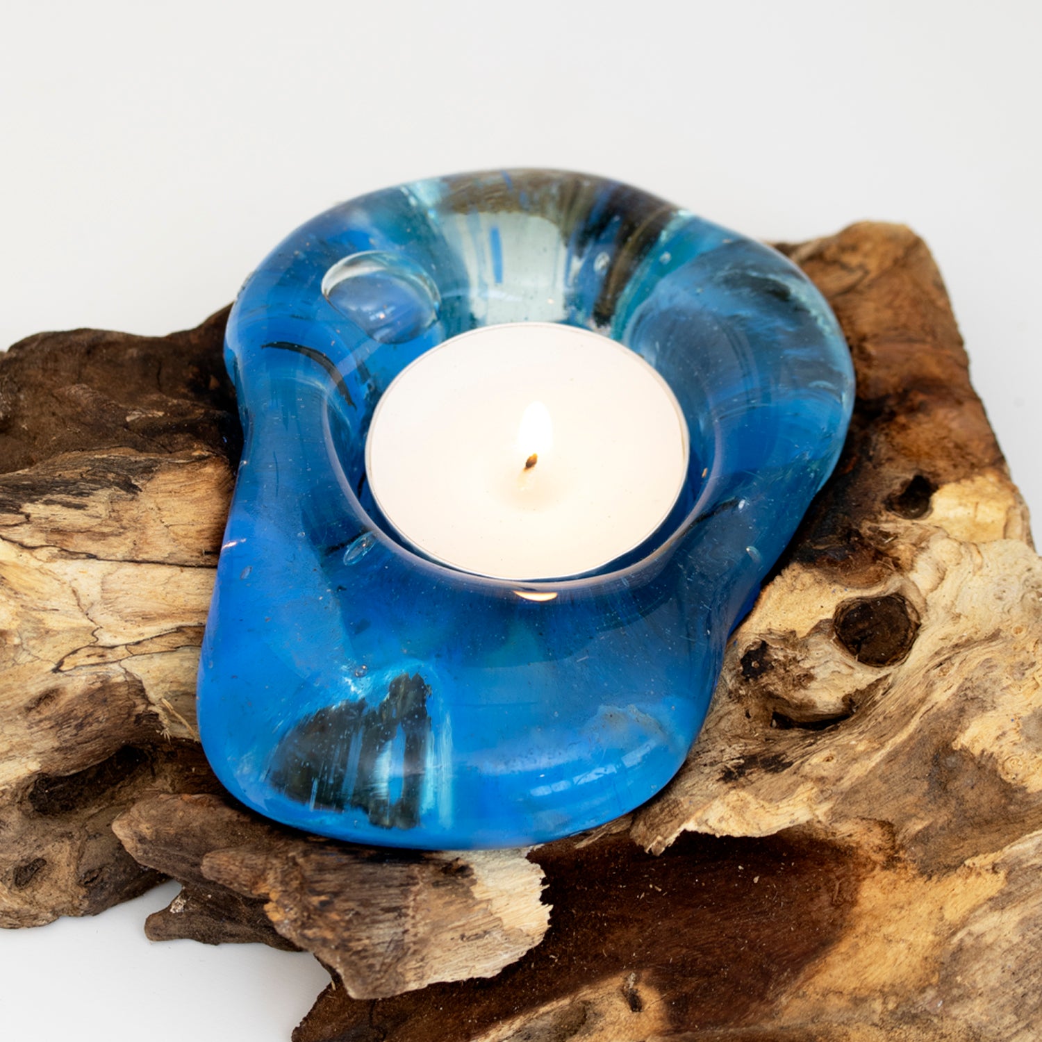 Geschmolzener Teelichthalter auf Teakholz-Wurzelständer