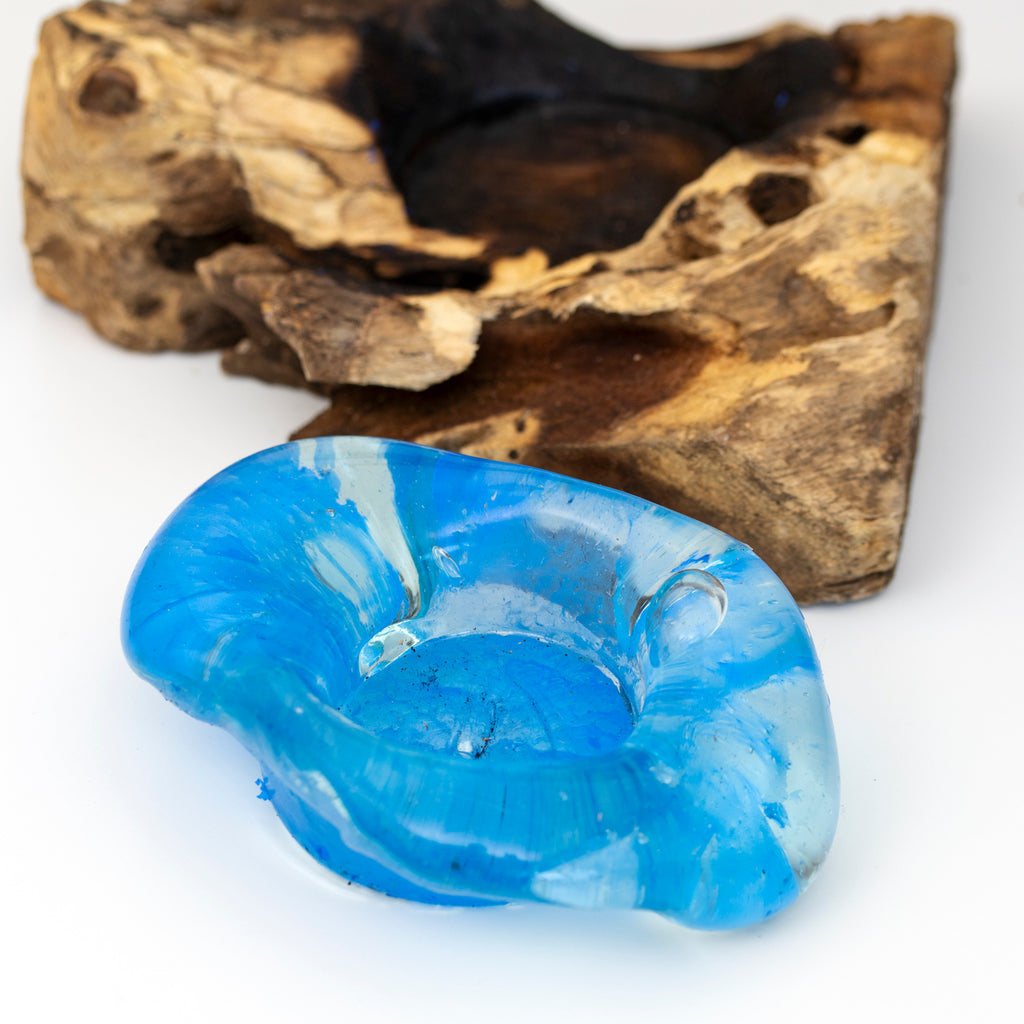 Geschmolzener Teelichthalter auf Teakholz-Wurzelständer