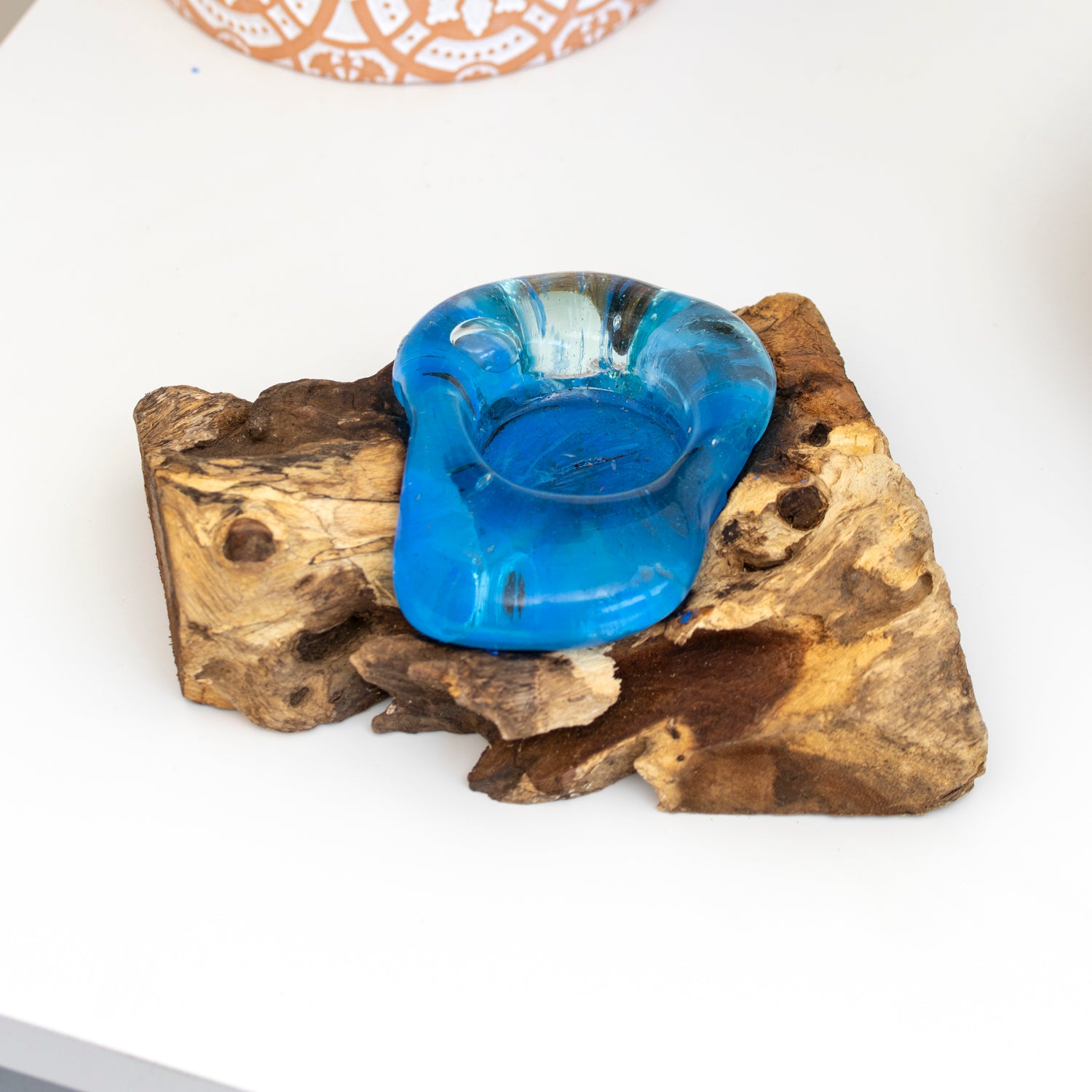 Geschmolzener Teelichthalter auf Teakholz-Wurzelständer