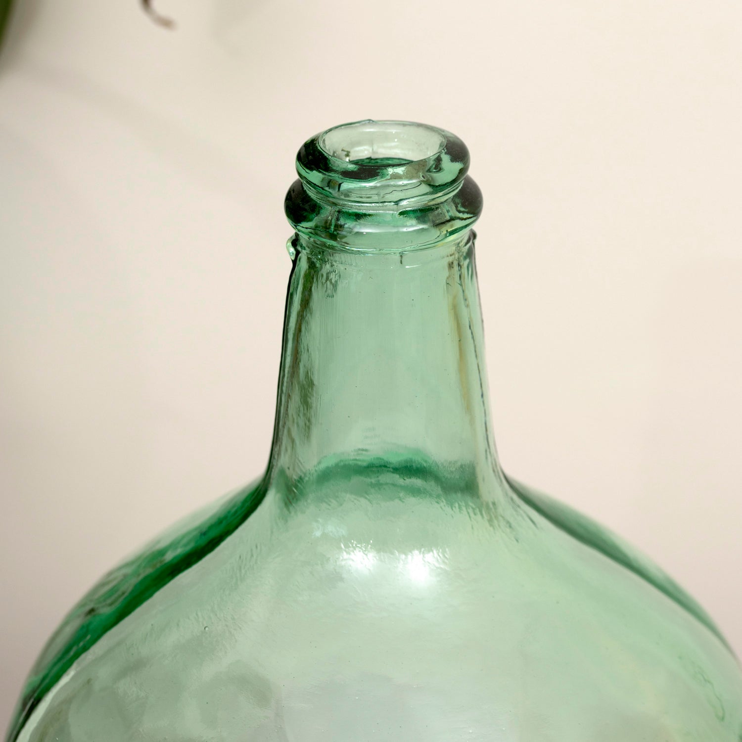 Große blaugrüne Flaschenvase aus recyceltem Glas