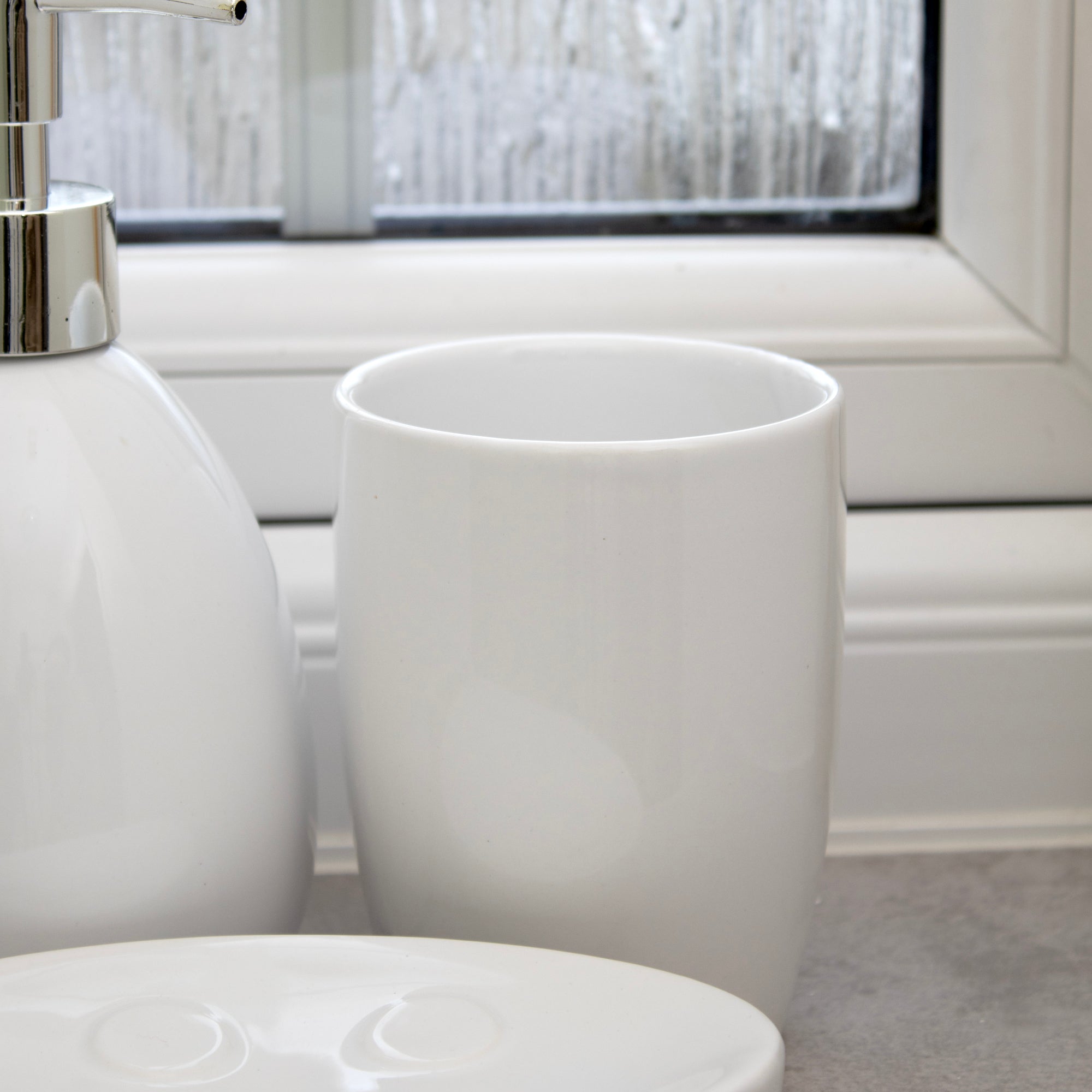 Glossy Ceramic Set Of 3 Bathroom Accessories