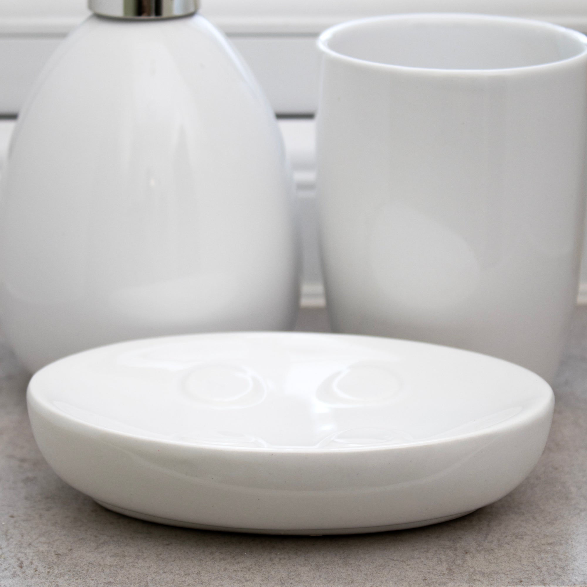 Glossy Ceramic Set Of 3 Bathroom Accessories