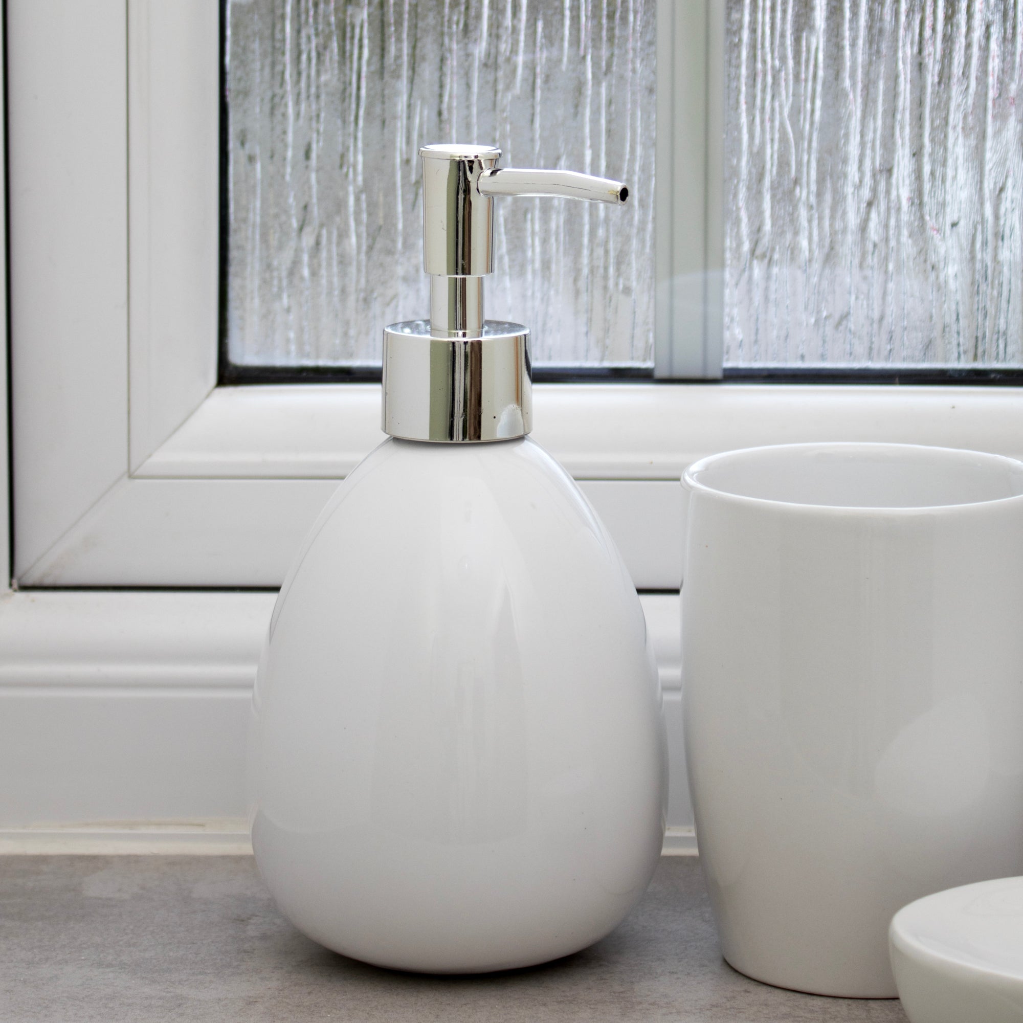 Glossy Ceramic Set Of 3 Bathroom Accessories