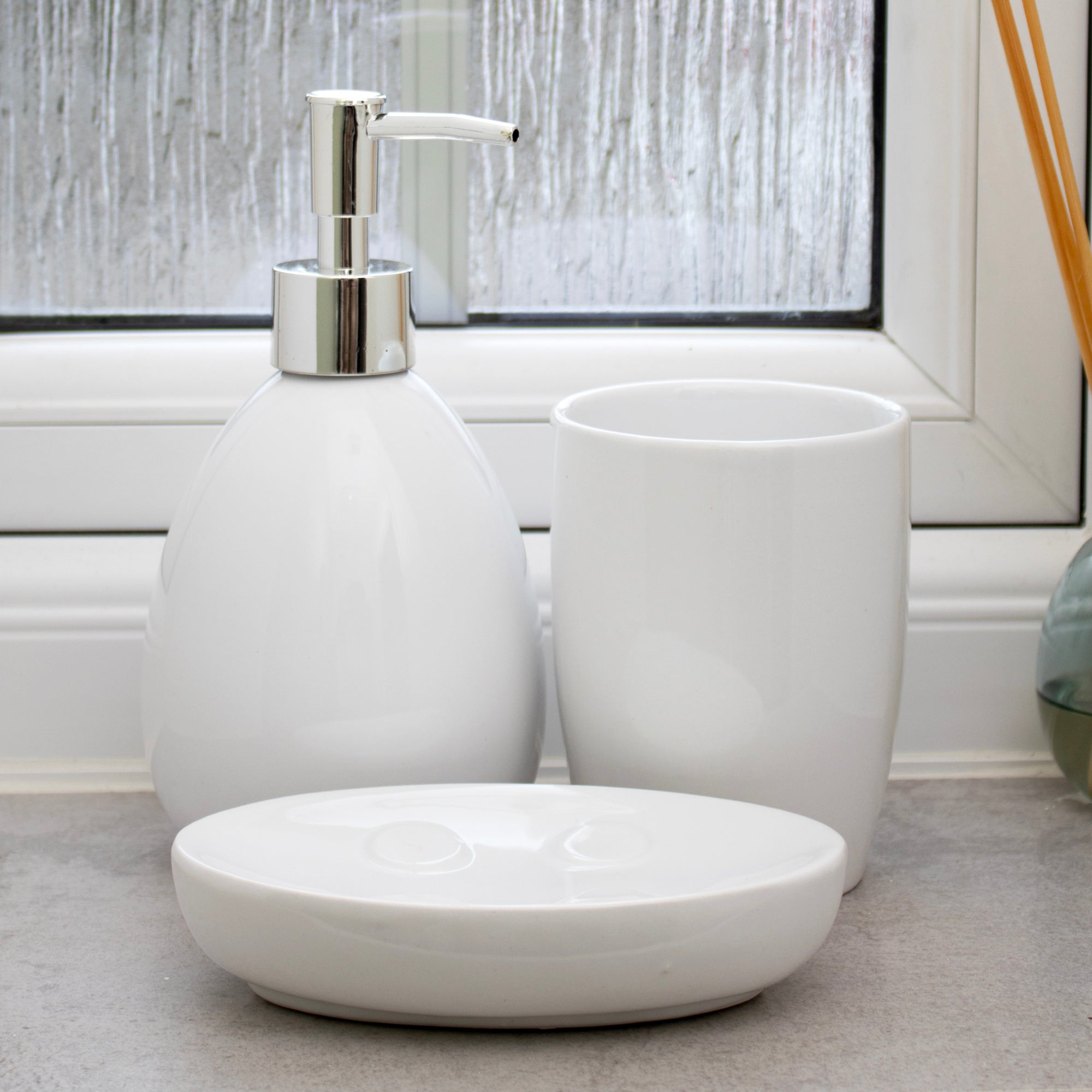 Glossy Ceramic Set Of 3 Bathroom Accessories
