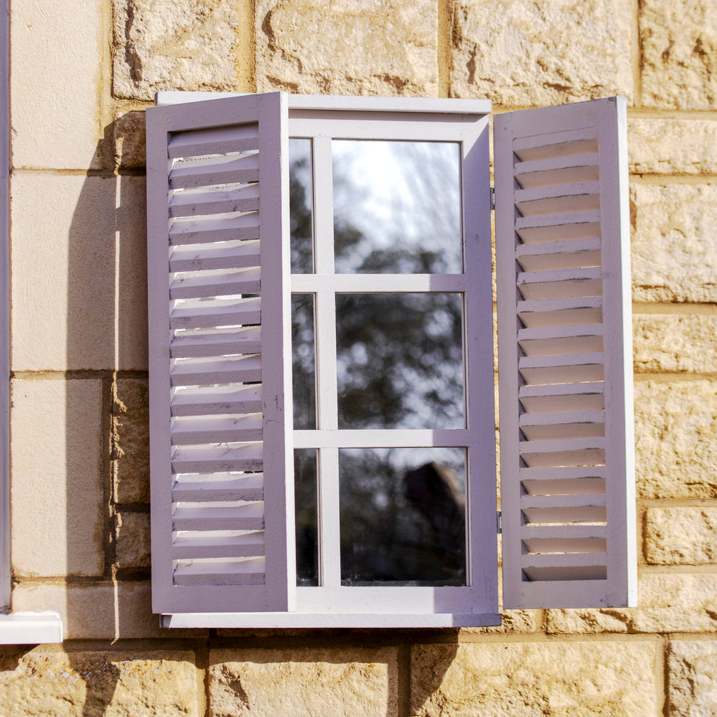 Französischer Wandspiegel mit Fensterläden im Landhausstil