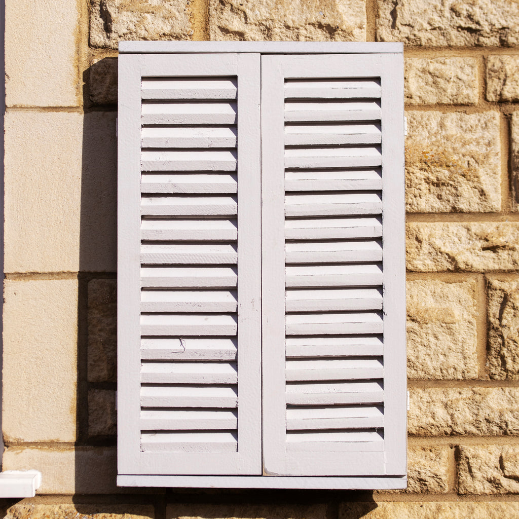 Französischer Wandspiegel mit Fensterläden im Landhausstil