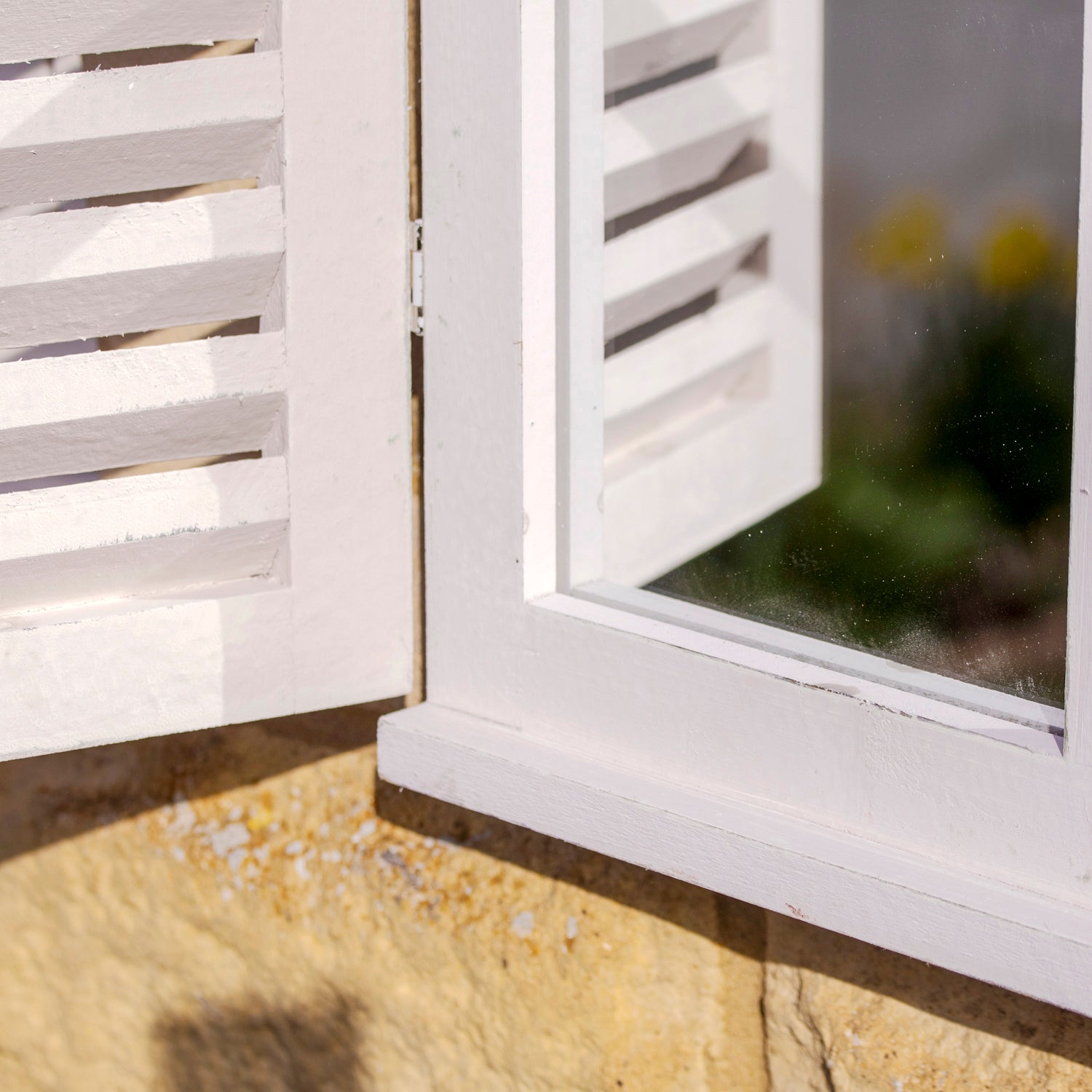 Französischer Wandspiegel mit Fensterläden im Landhausstil