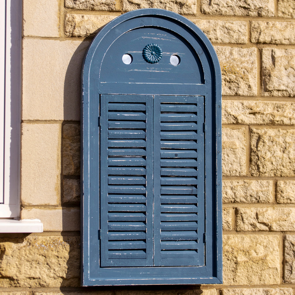 Französischer Wandspiegel mit Fensterläden im Landhausstil