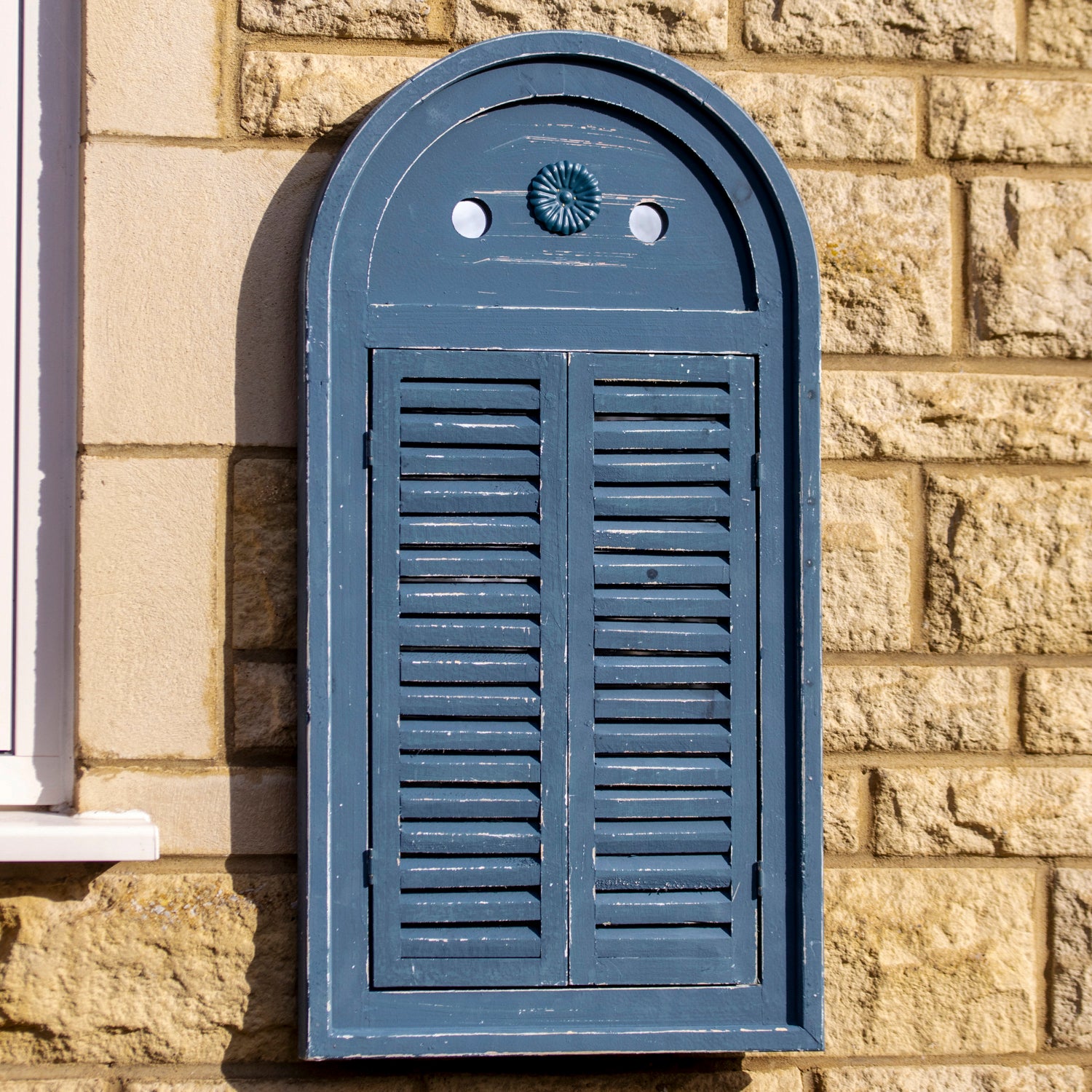 Französischer Wandspiegel mit Fensterläden im Landhausstil