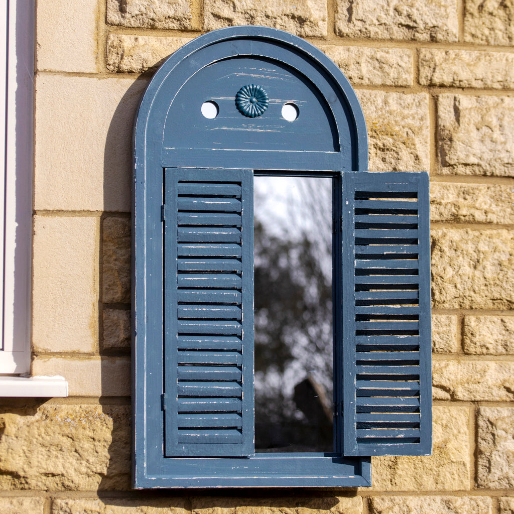 Französischer Wandspiegel mit Fensterläden im Landhausstil