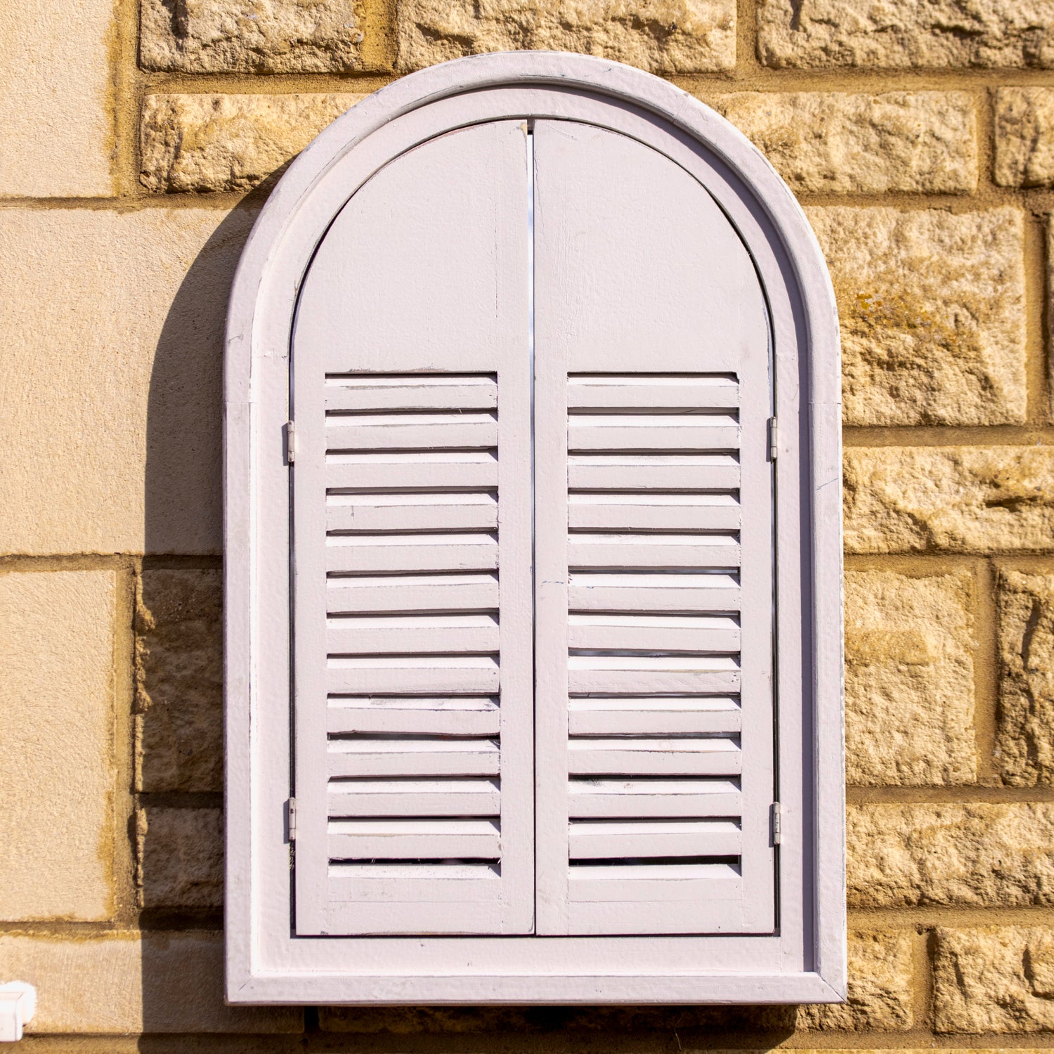 Französischer Wandspiegel mit Fensterläden im Landhausstil